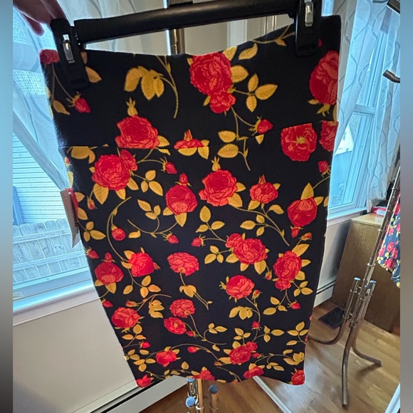 LuLaRoe, Cassie’s pencil skirt, size small, NWT, roses, black and red - Picture 6 of 6